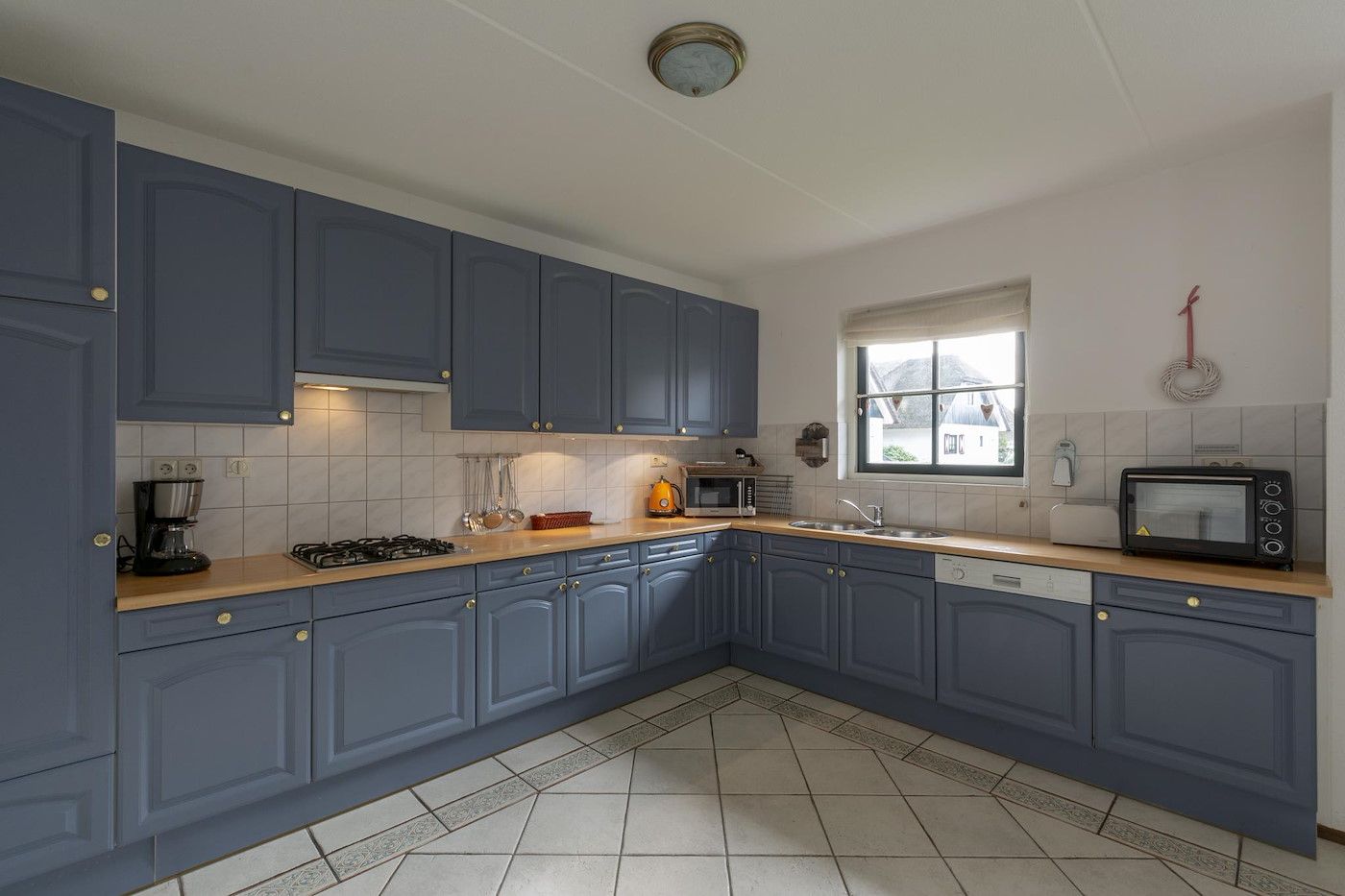 Badkamer met douche en bad in Buitenplaats 138 Callantsoog vakantiehuis in Callantsoog