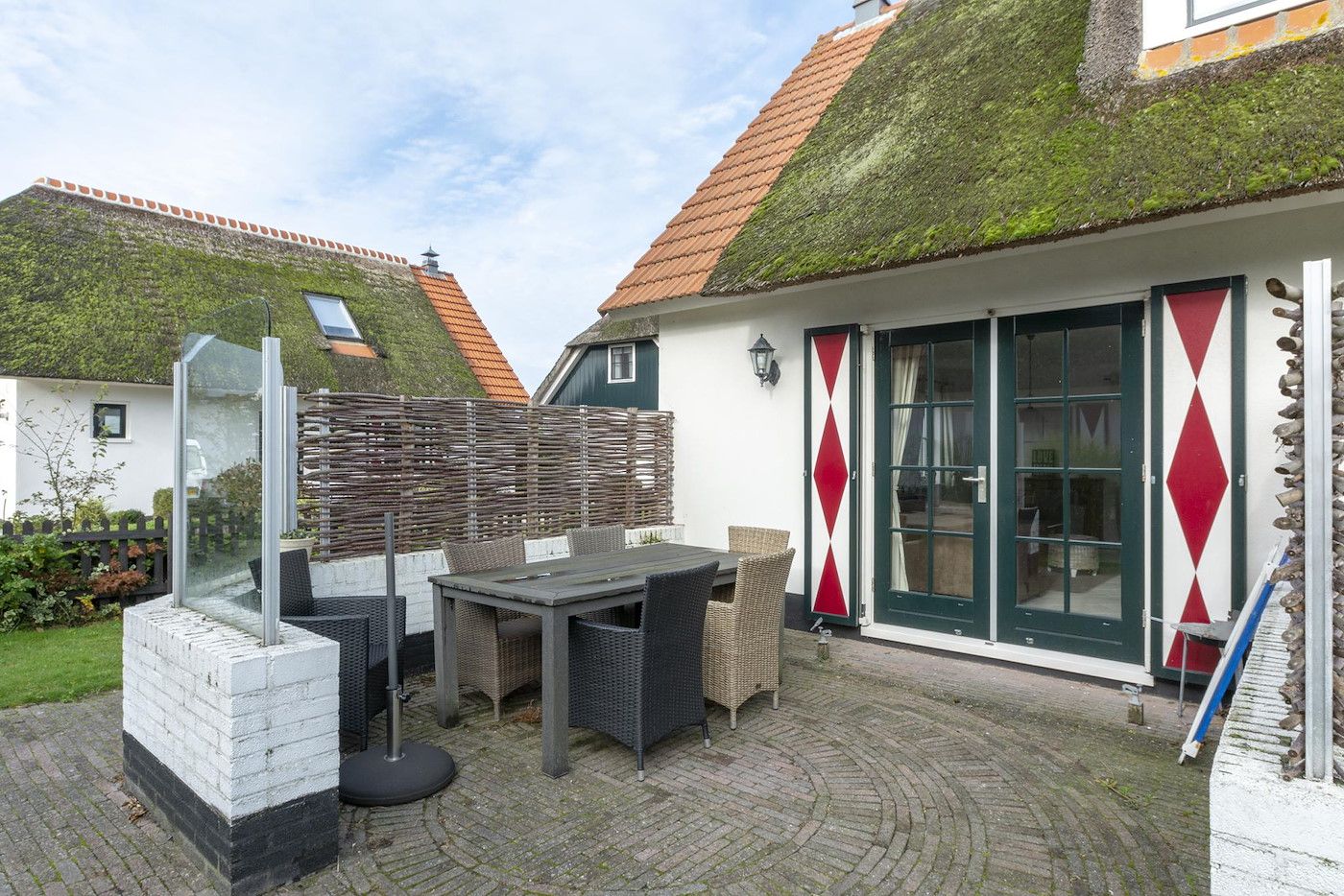 Zijaanzicht van Buitenplaats 138 Callantsoog vakantiehuis met tuin in Callantsoog