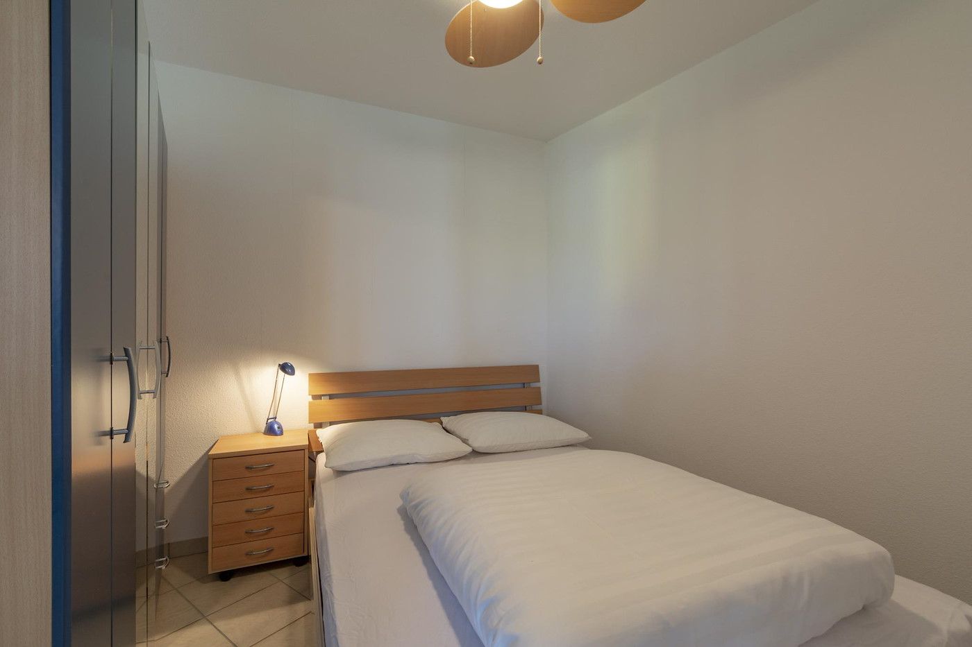 Schlafzimmer mit Doppelbett in Wijde Blick 208 Callantsoog, Ferienhaus an der Nordseekueste.