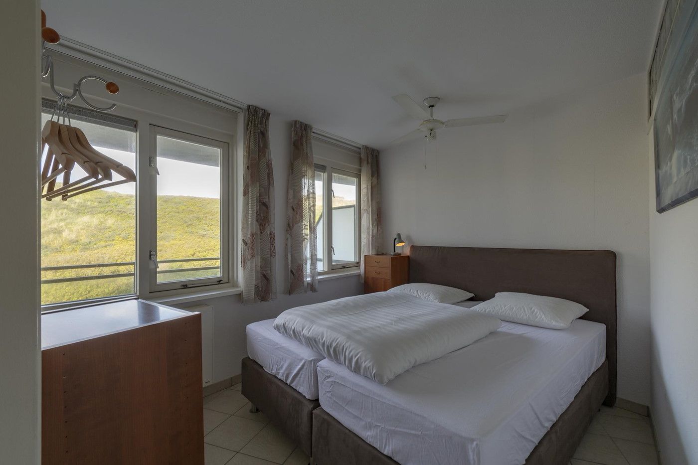 Geraeumiges Schlafzimmer mit Aussicht in Wijde Blick 208 Callantsoog, Ferienhaus an der Nordseekueste.