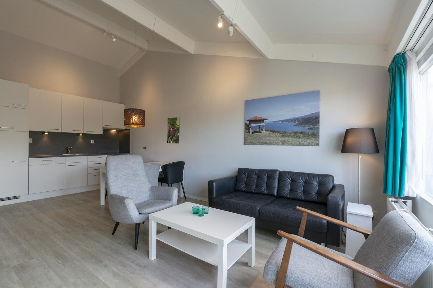 Modernes Wohnzimmer des Beach Apartment 35 Callantsoog mit gemuetlicher Sitzecke.