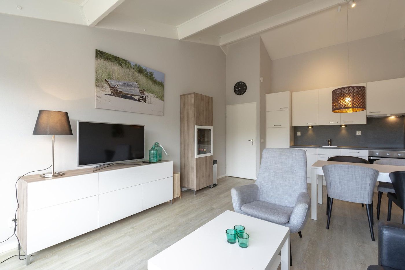 Stilvoller Innenraum des Beach Apartment 35 Callantsoog mit Essbereich und Kueche.