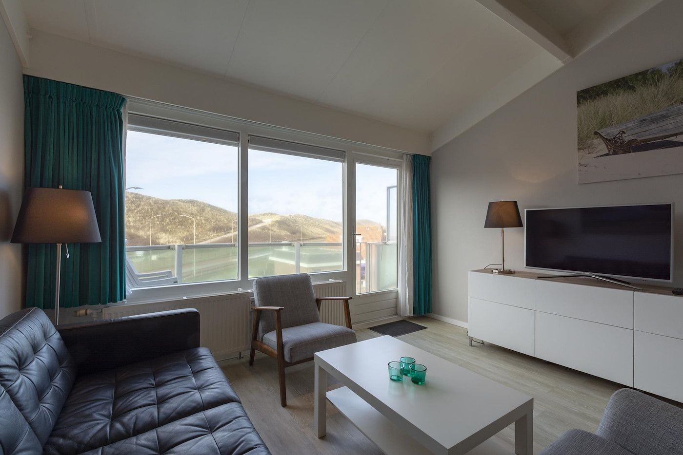 Gemuetliche Sitzecke im Beach Apartment 35 Callantsoog mit Blick auf die Duenen.