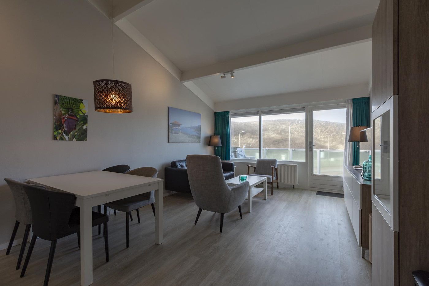 Geraeumiges Wohnzimmer im Beach Apartment 35 Callantsoog mit viel natuerlichem Licht.