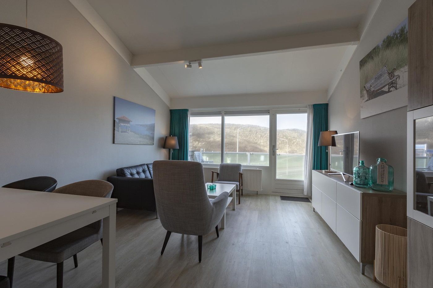 Helles, modern eingerichtetes Wohnzimmer im Beach Apartment 35 Callantsoog.