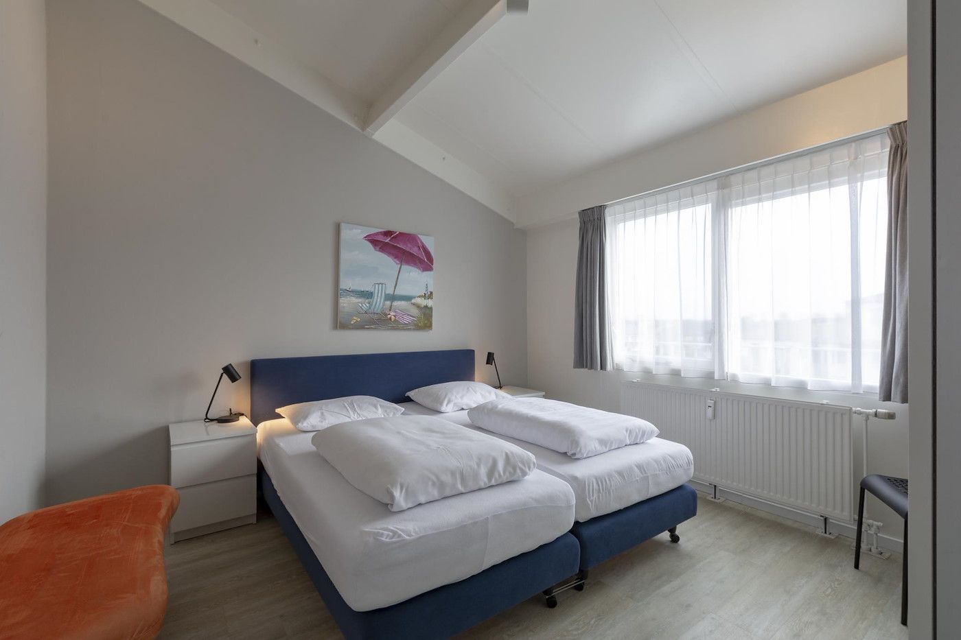 Komfortables Schlafzimmer mit grossen Fenstern im Beach Apartment 35 Callantsoog.