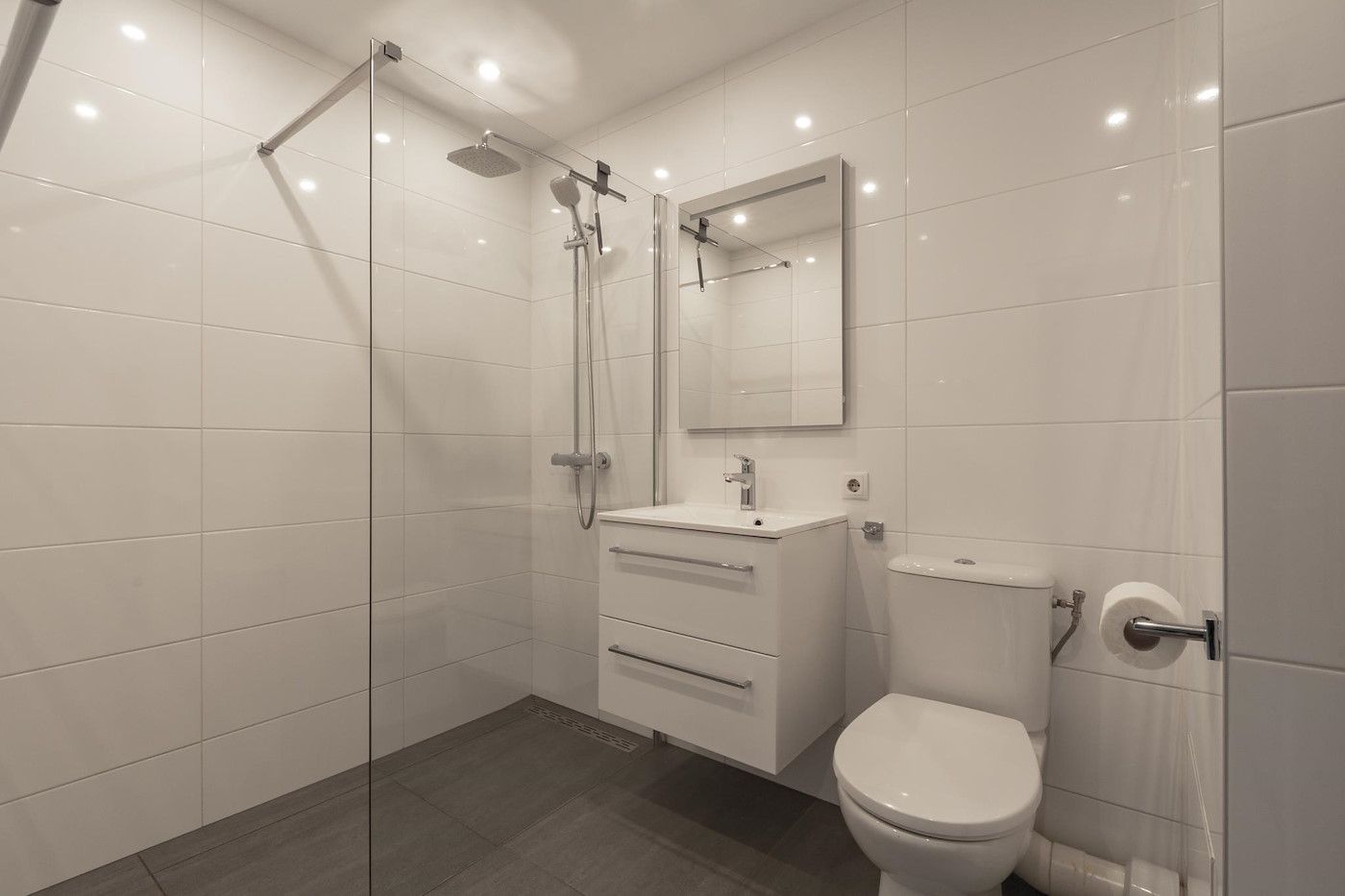 Modernes Badezimmer mit Dusche im Beach Apartment 35 Callantsoog, Nordseekueste.