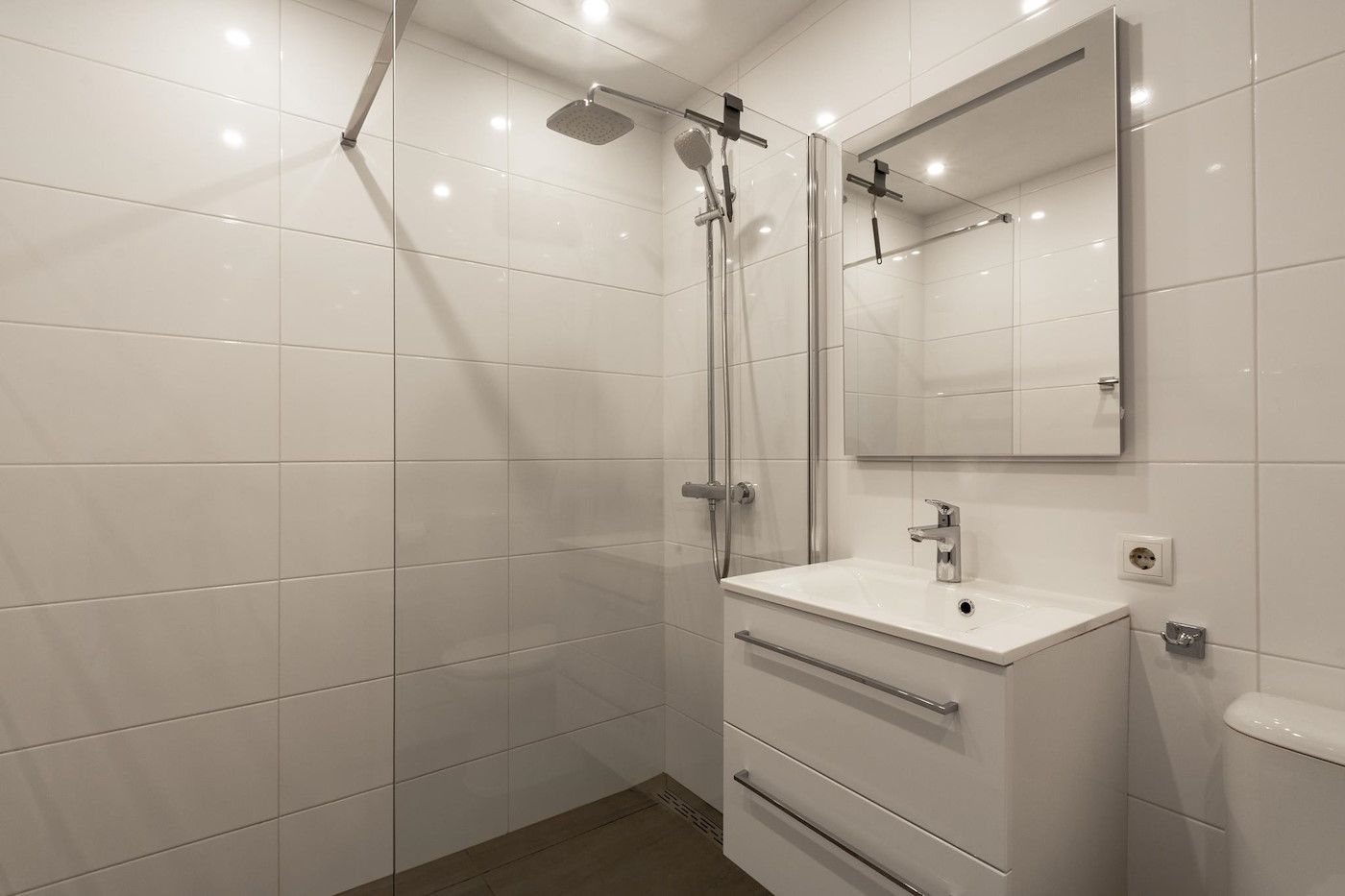 Elegantes und modernes Badezimmer im Beach Apartment 35 Callantsoog mit begehbarer Dusche.