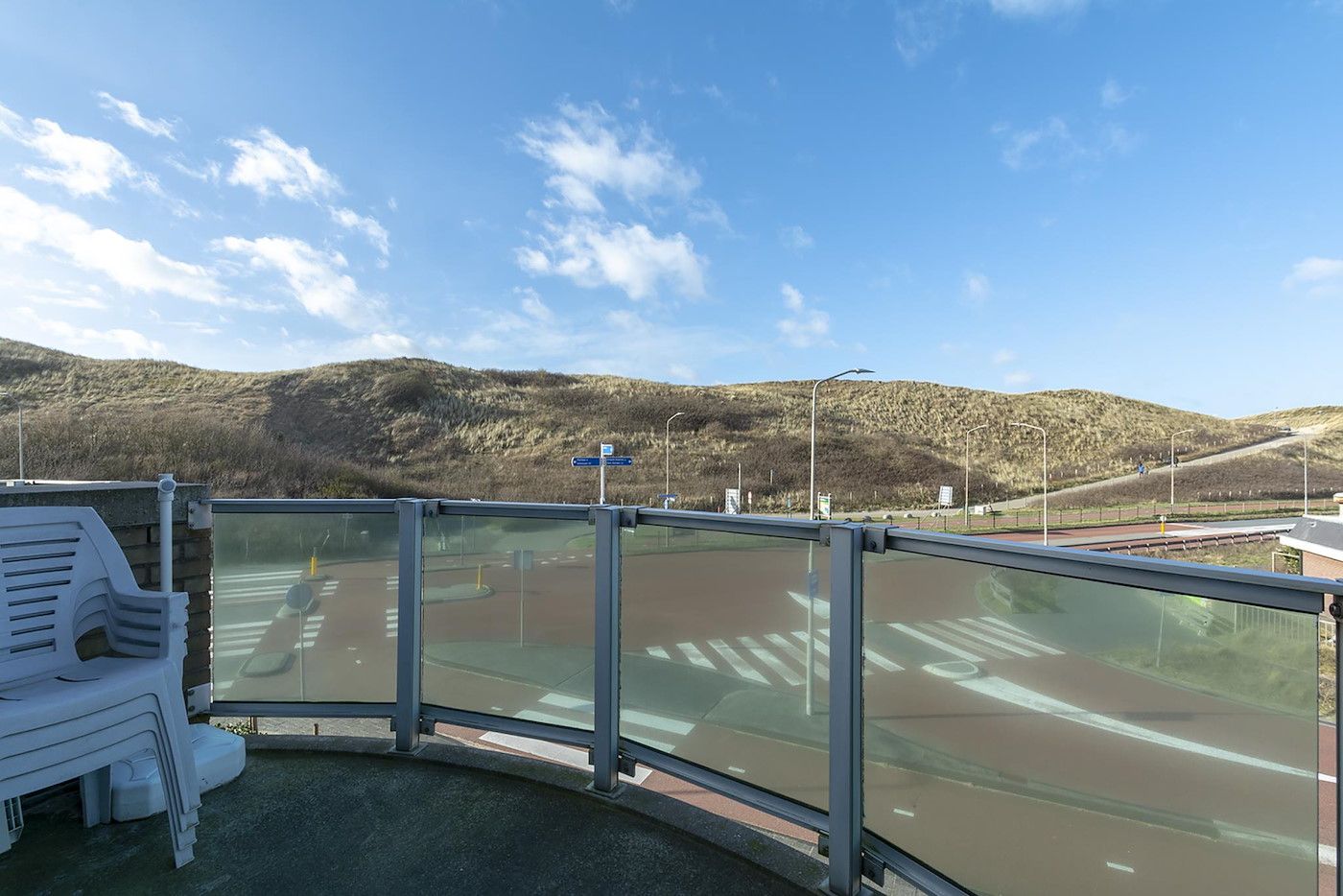 Balkon mit Blick auf die Duenen im Beach Apartment 35 Callantsoog, Nordholland.