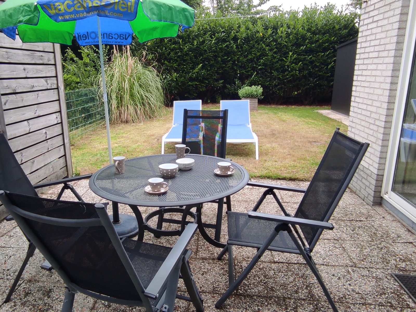 Essecke in NH549, Callantsoog, Nordseekueste, Nordholland, mit stilvollem Holzschrank und dekorativen Elementen.