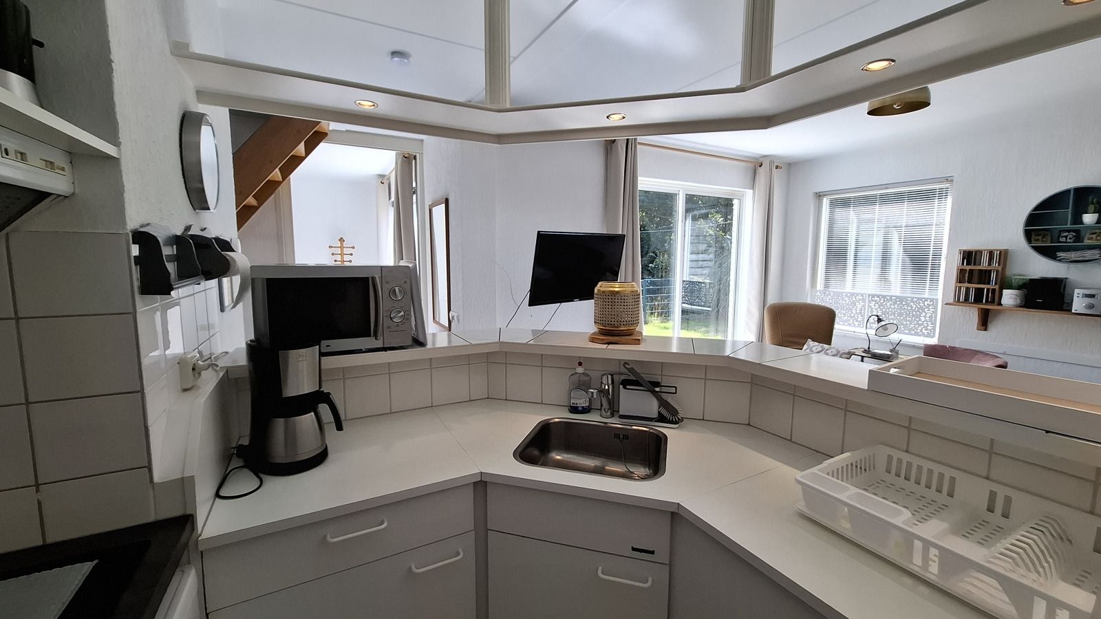 Modernes Badezimmer im Ferienhaus NH549, Callantsoog, Nordseekueste, mit Dusche und Waschbecken.