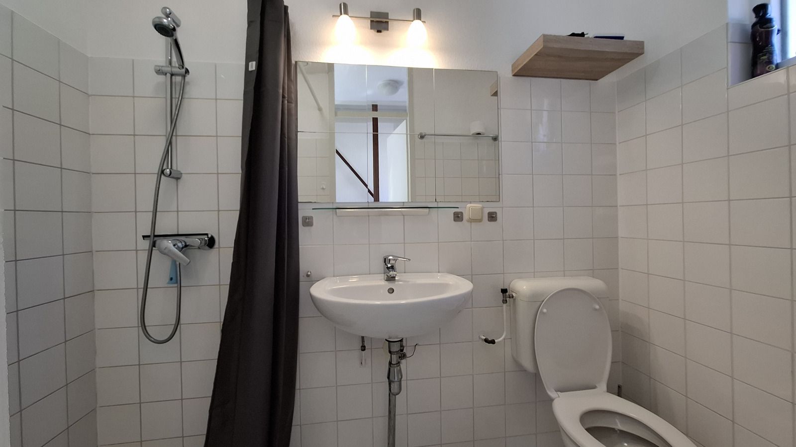 Offene Kueche im Ferienhaus NH549, Callantsoog, Nordseekueste, mit modernen Geraeten und Bar.