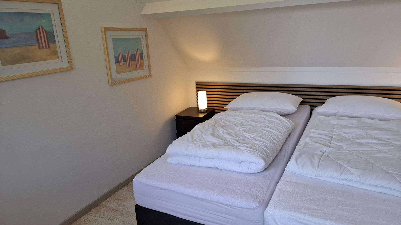 Kueche des NH549 in Callantsoog, Nordseekueste, mit Blick auf das Wohnzimmer und viel Tageslicht.