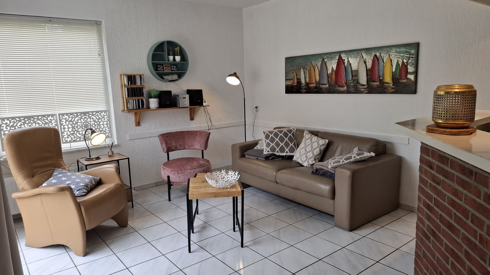 Helles Wohnzimmer im NH549, Callantsoog, Nordseekueste, mit bequemen Stuehlen und maritimer Dekoration.