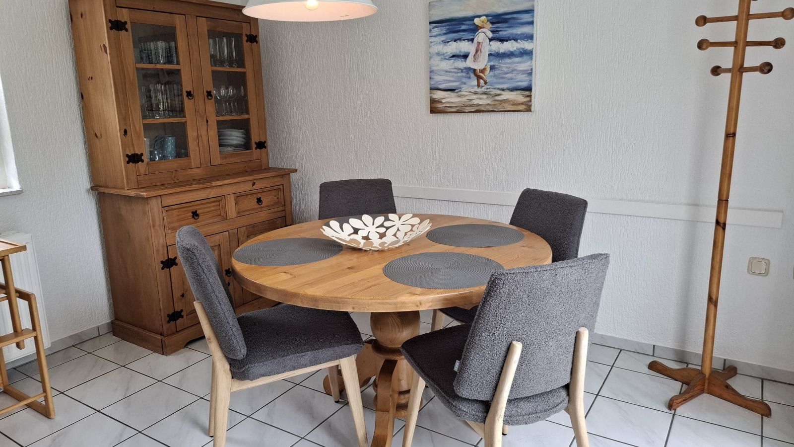 Aussenterrasse des NH549 in Callantsoog, Nordseekueste, mit Liegestuehlen und Sonnenschirm fuer sonnige Tage.