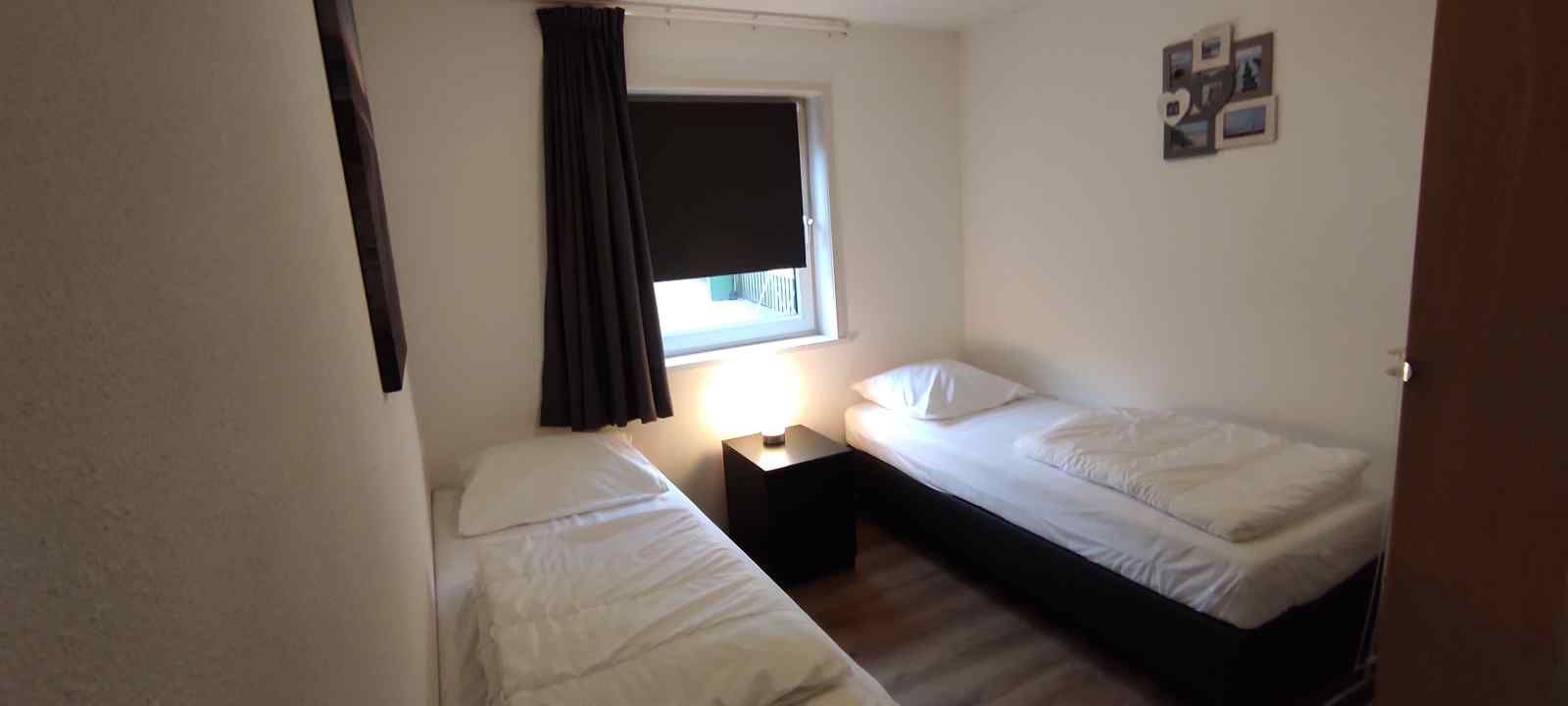 Moderne Dusche im Ferienhaus NH213 an der Nordseekueste, Callantsoog, mit Glaswand und stilvollen Fliesen.