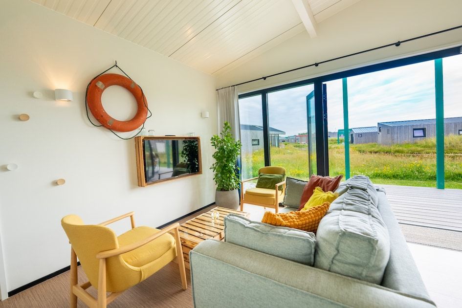 Gemuetliche Sitzecke im Royal Dune 4 in Callantsoog mit Blick auf die Nordseekueste.
