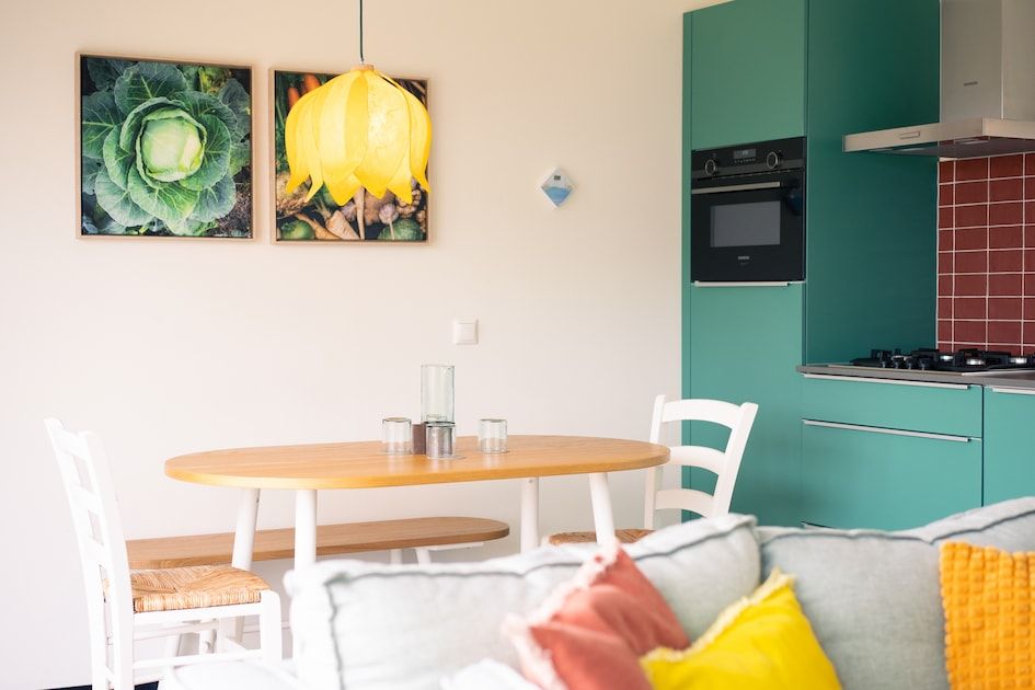 Essbereich in Royal Dune 4, Callantsoog, mit einzigartiger Dekoration und moderner Kuecheneinrichtung.