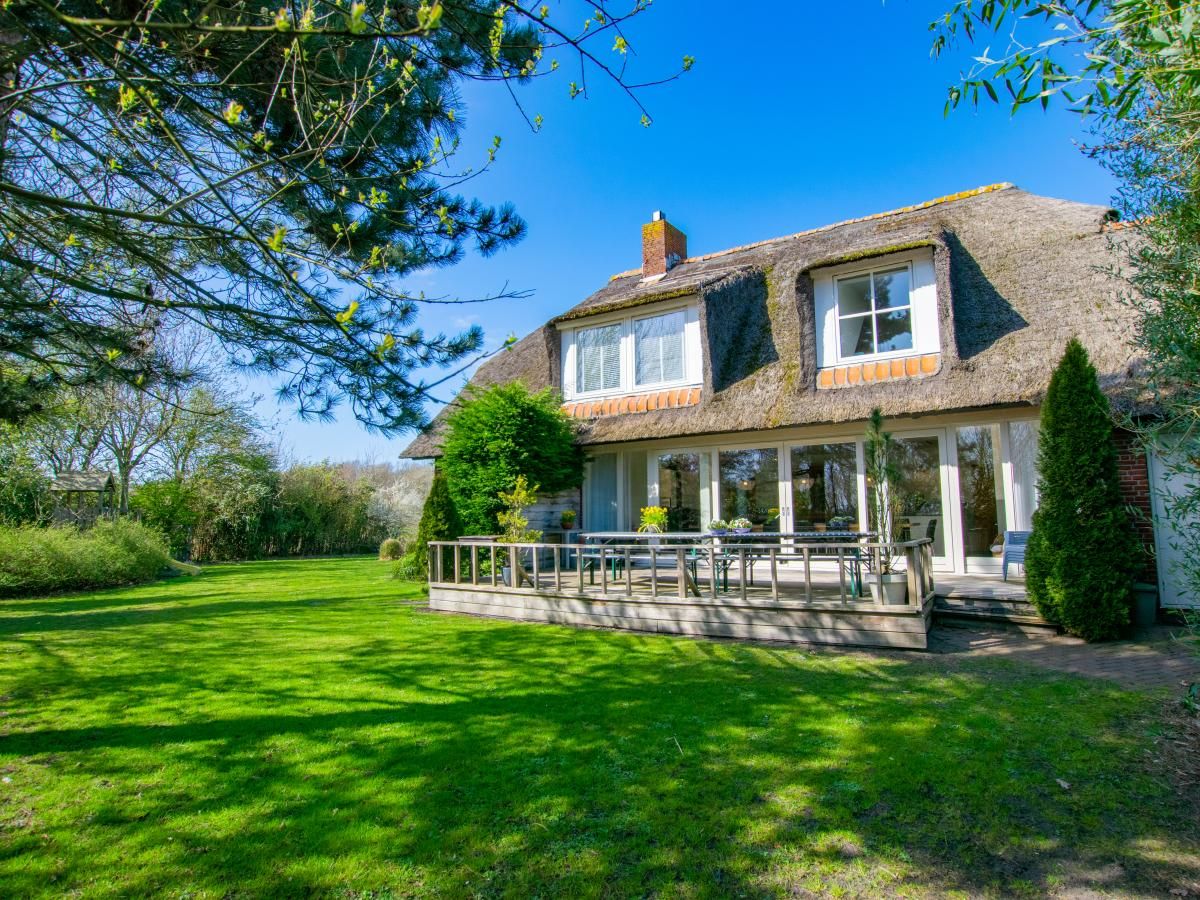 Geniet van de rust bij Landhuis Duinzicht, een charmant vakantiehuis in Callantsoog met prachtige tuin en terras aan de Noordzeekust.