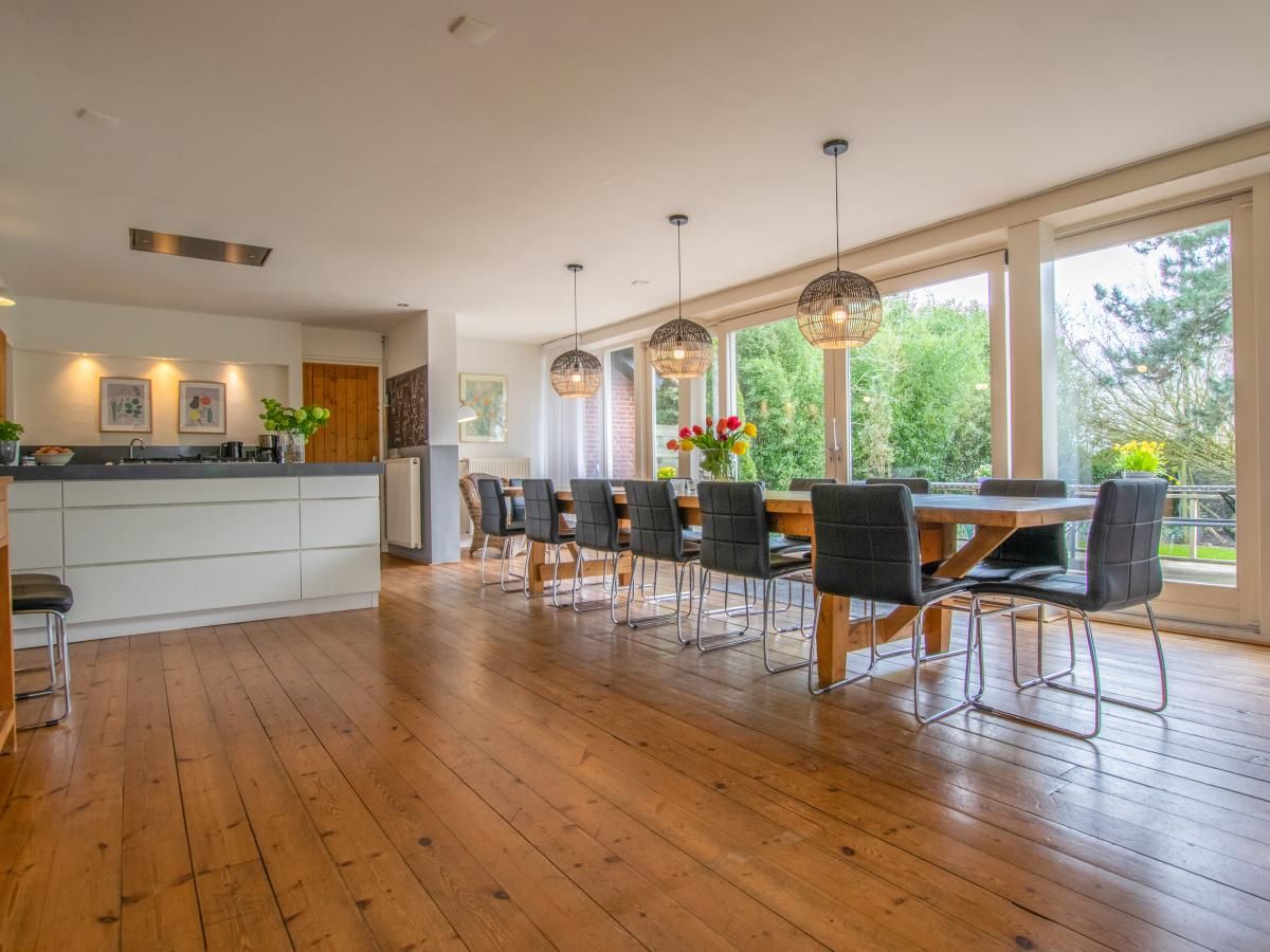 Ruime eetkamer in Landhuis Duinzicht, vakantiehuis in Callantsoog, Noordzeekust. Geniet van het uitzicht op de natuur vanuit deze lichte binnenruimte.