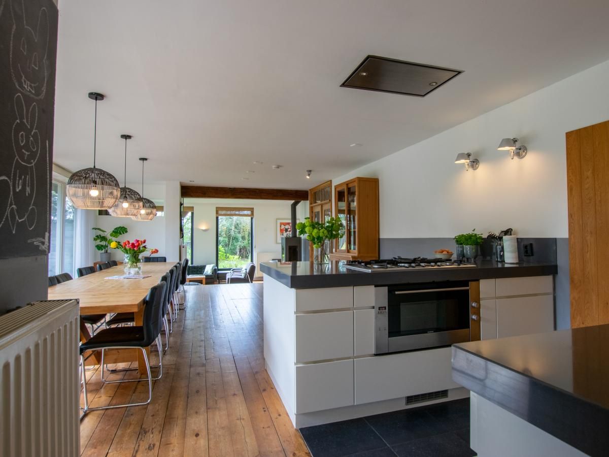 Moderne keuken en eetruimte van Landhuis Duinzicht in Callantsoog, Noordzeekust, ideaal vakantiehuis in Noord-Holland.