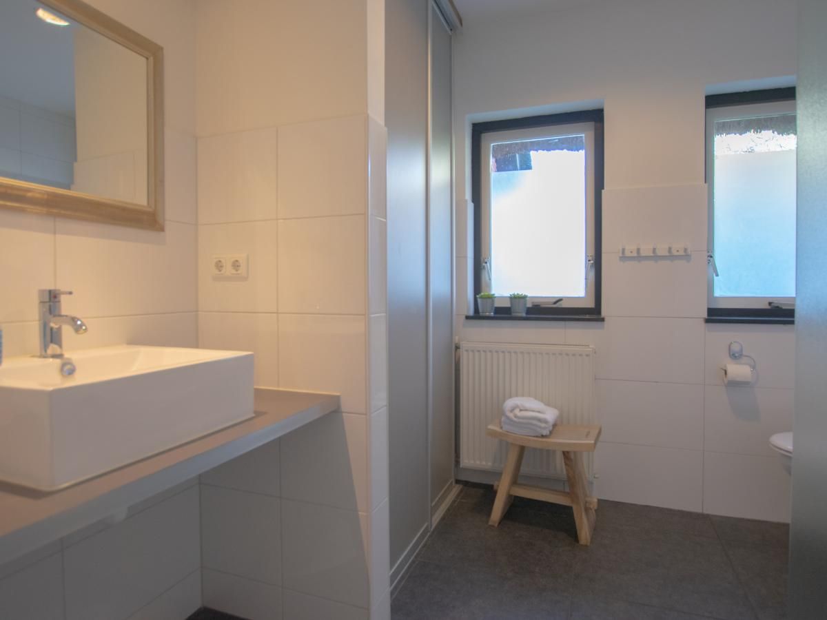 Moderne badkamer in Landhuis Duinzicht, een vakantiehuis in Callantsoog aan de Noordzeekust, Noord-Holland.