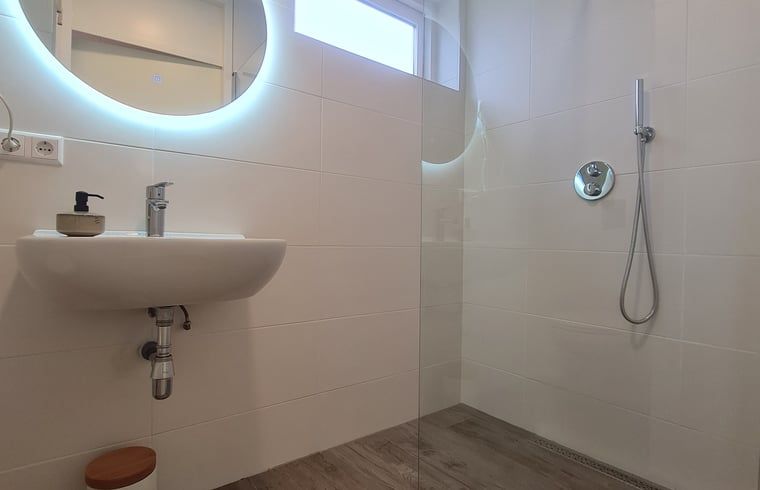 Modernes Badezimmer im Ferienhaus in Callantsoog, Nordseekueste, Nordholland, mit begehbarer Dusche.