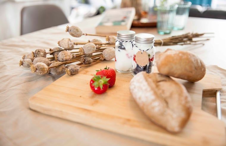 Gesundes Fruehstueck im Ferienhaus in Callantsoog, Nordseekueste, Nordholland, mit Brot und Erdbeeren.