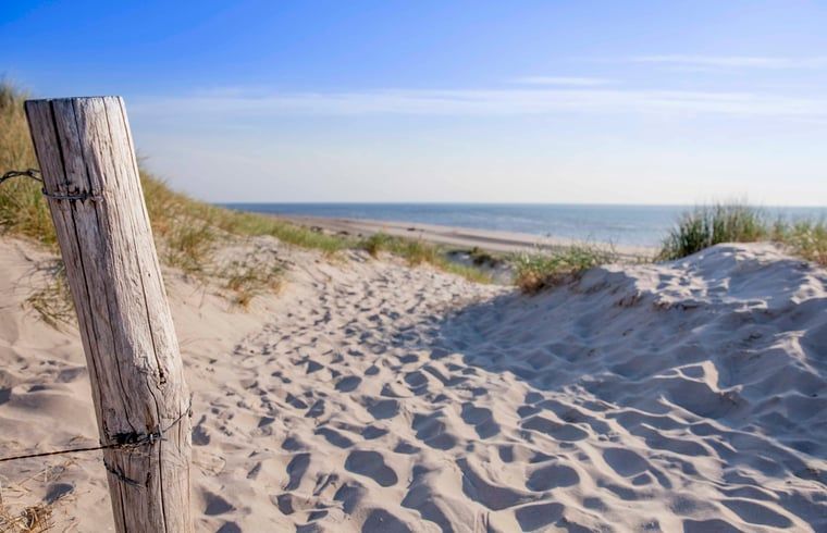 Sandweg zum Strand beim Ferienhaus in Callantsoog, Nordseekueste, Nordholland.