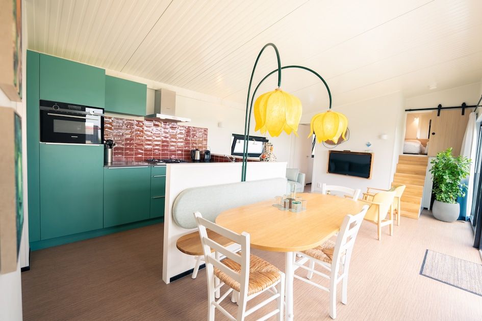 Eetgedeelte van Farmland Family 6, een vakantiehuis in Callantsoog, met stijlvolle inrichting en veel lichtinval.