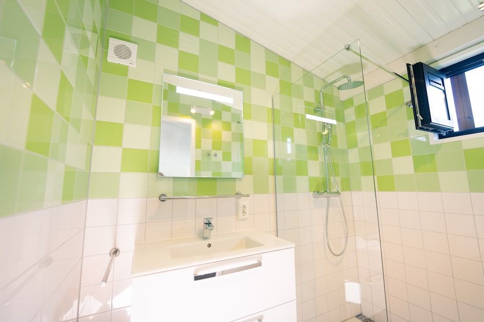 Moderne badkamer met douche in Farmland Family 6, vakantiehuis in Callantsoog, Noord-Holland.