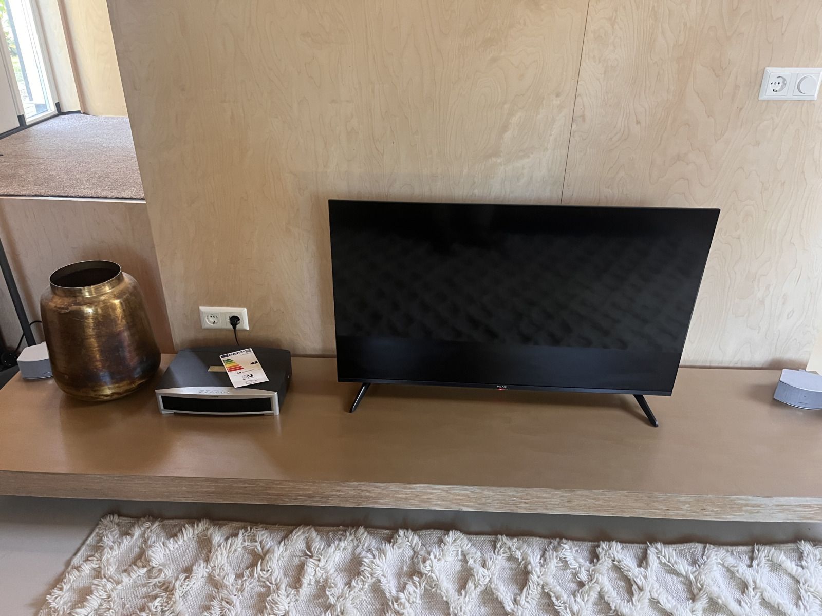 Vakantiehuis NH581 in Groet, Noordzeekust, Noord-Holland met grote ramen en uitzicht op de groene omgeving.