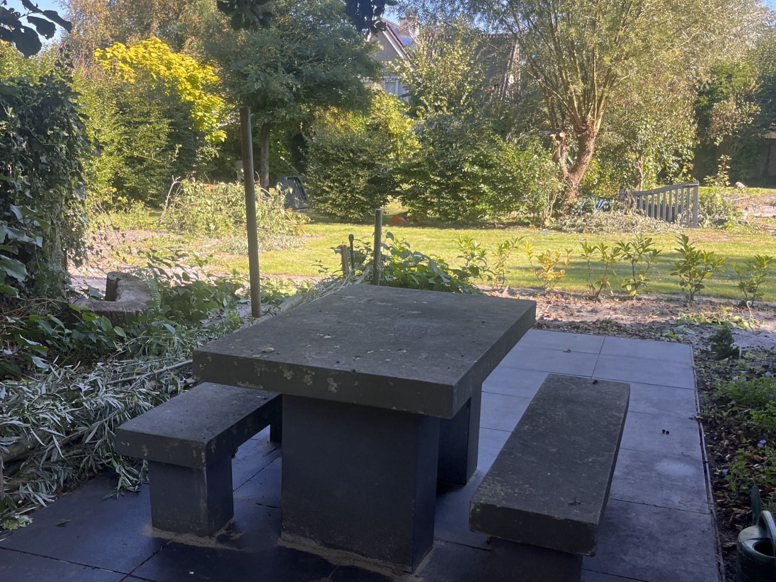 Ingang van vakantiehuis NH581 in Groet, Noordzeekust, Noord-Holland, met uitzicht op de tuin en een uitnodigende trap naar binnen.