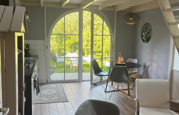 Eetruimte met tuinzicht in Vakantiehuis in Groet, Noordzeekust, Noord-Holland
