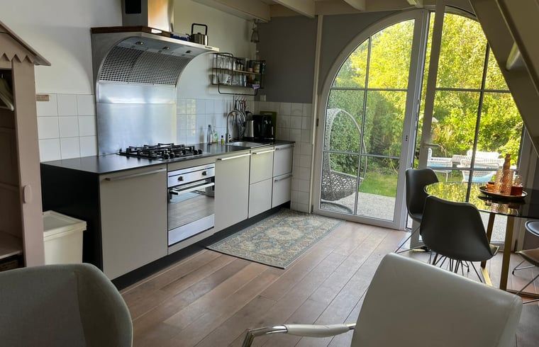 Ruime keuken met tuinzicht in Vakantiehuis in Groet, Noordzeekust, Noord-Holland