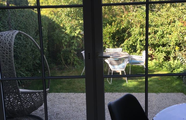 Uitzicht op tuin vanuit Vakantiehuis in Groet, Noordzeekust, Noord-Holland