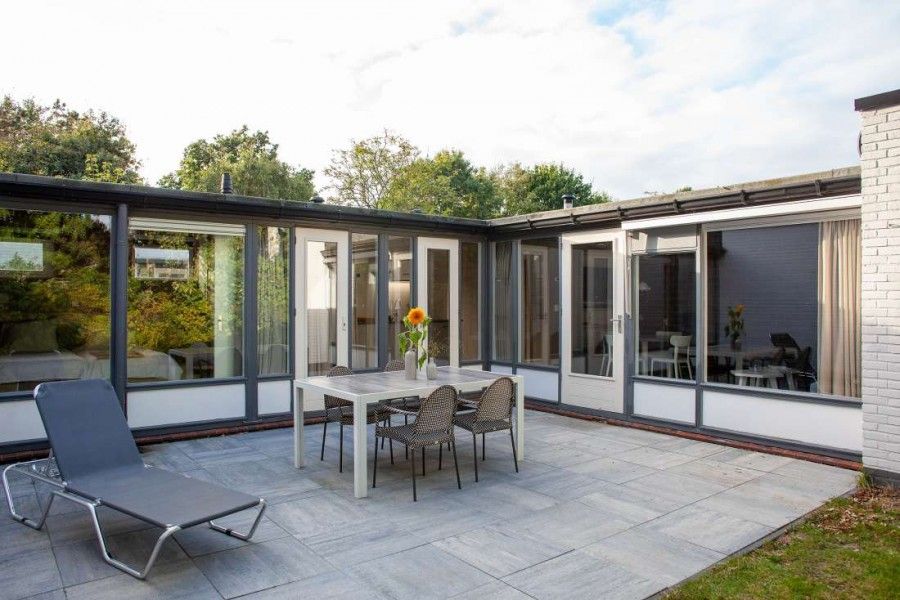 Ruim terras van bungalow AanNoordzee.nl, Sint Maartenszee, Noord-Holland.