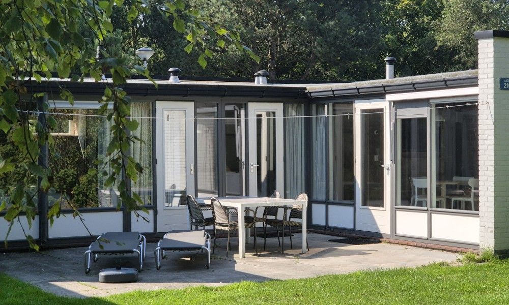 Buitenterras met groen bij vakantiehuis AanNoordzee.nl, Noordzeekust.