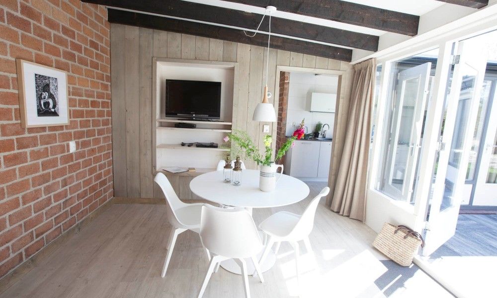 Lichte eetruimte in bungalow AanNoordzee.nl, Sint Maartenszee, Noord-Holland.