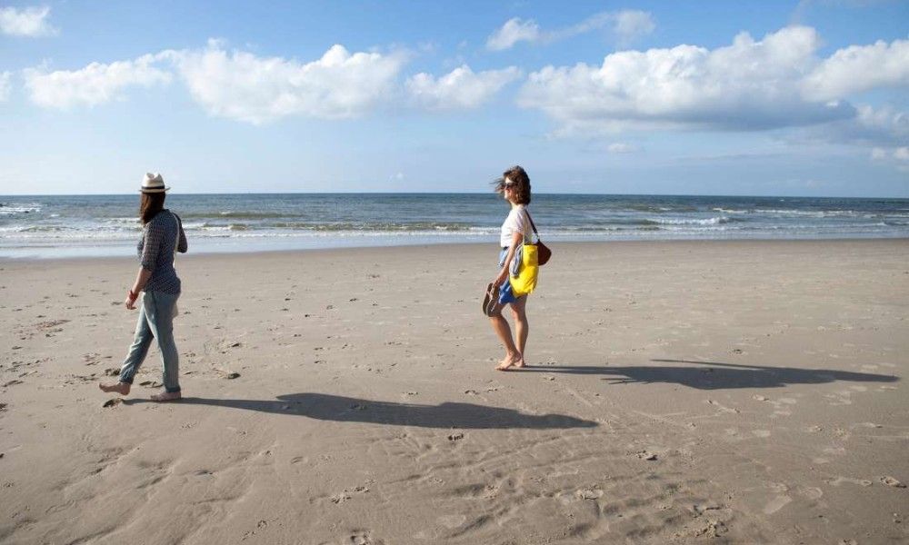 Wandeling langs het strand nabij AanNoordzee.nl, Sint Maartenszee, Noord-Holland.