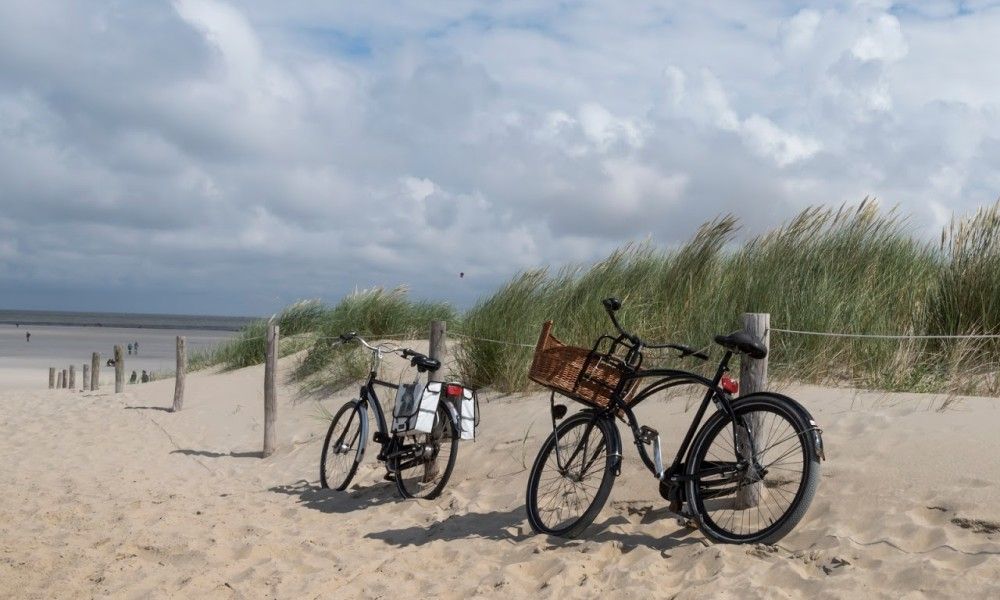 Fietsen langs de duinen bij vakantiehuis AanNoordzee.nl, Noordzeekust.