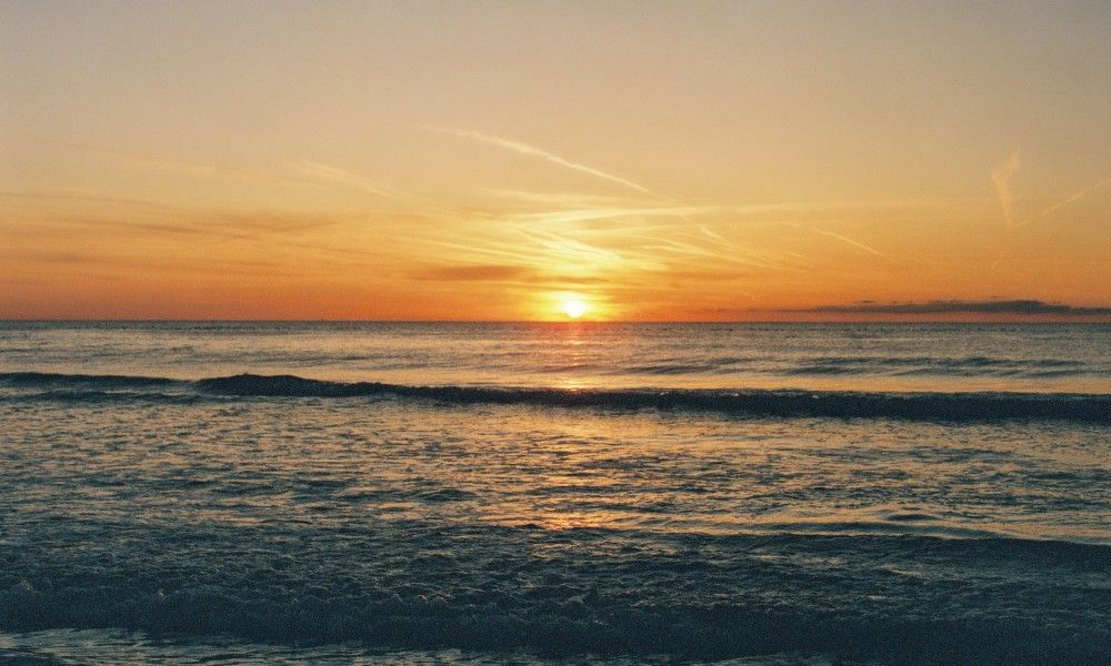 Adembenemende zonsondergang bij Noordzeekust, nabij AanNoordzee.nl.