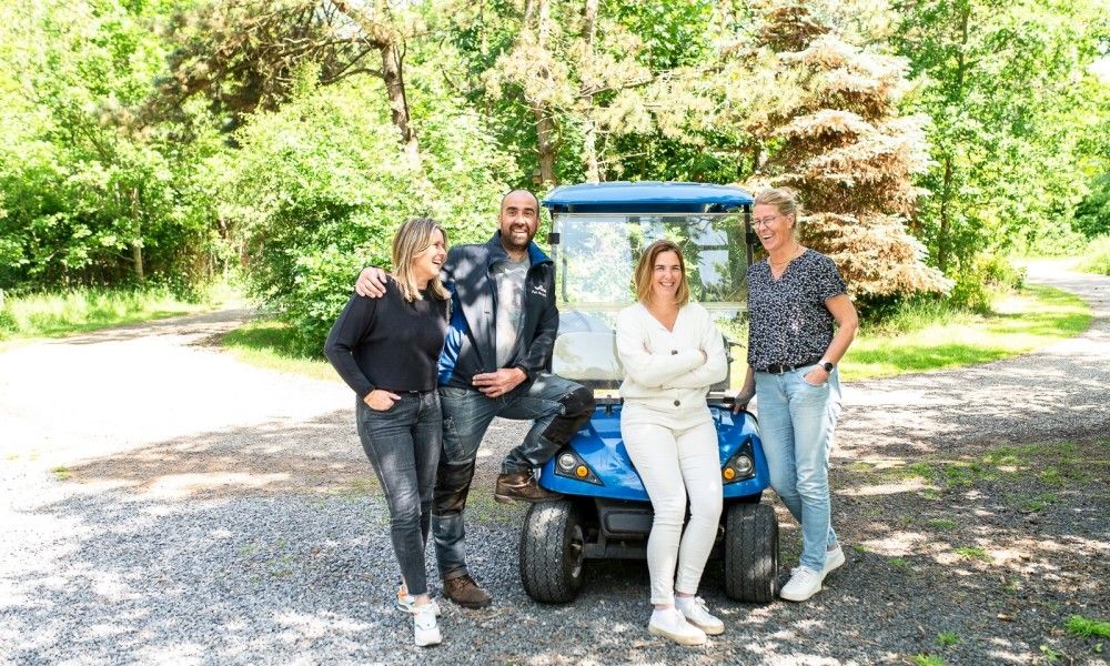 Team van AanNoordzee.nl in de natuurlijke omgeving van Sint Maartenszee.