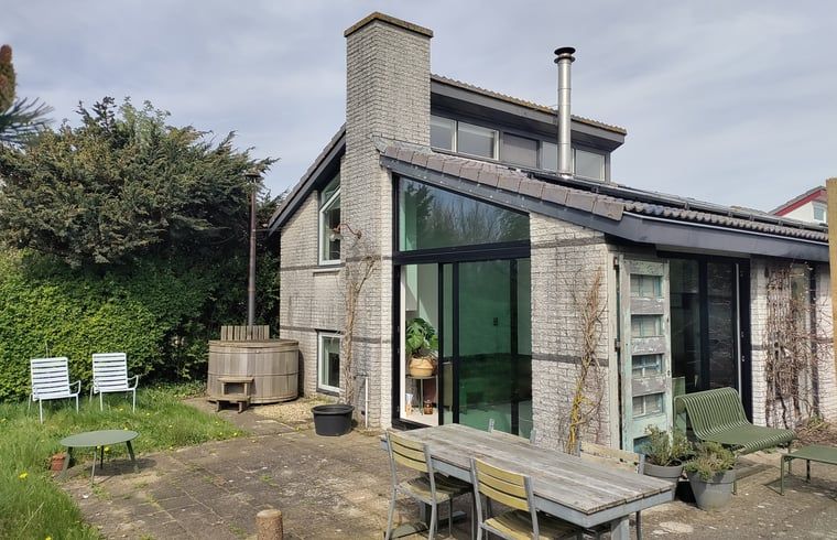 Geniessen Sie die Ruhe im Huisje in Egmond-Binnen, einem Ferienhaus an der Nordseekueste mit einem grossen Garten und einer Terrasse in Nordholland.