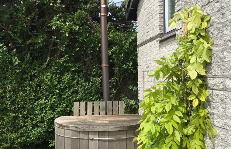 Geniessen Sie die Ruhe und den Frieden in einem Haus in Egmond-Binnen mit einem Holz-Whirlpool, umgeben von gruener Natur an der Nordseekueste in Nordholland.