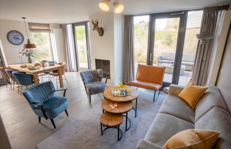 Ruime woonkamer in Huisje in Egmond aan den Hoef, vakantiehuis aan de Noordzeekust, Noord-Holland.