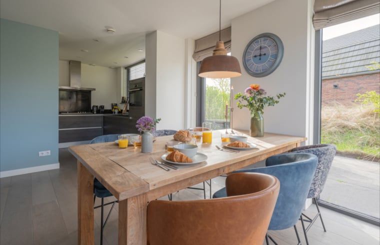 Eetruimte met moderne keuken in Huisje in Egmond aan den Hoef, vakantiehuis aan de Noordzeekust.