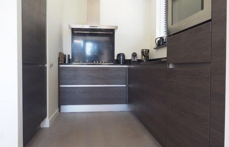 Stijlvolle keuken in Huisje in Egmond aan den Hoef, vakantiehuis aan de Noordzeekust, Noord-Holland.