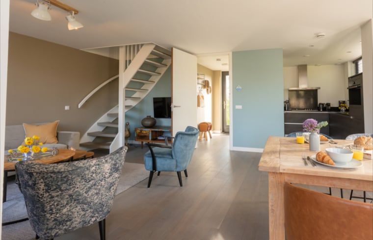 Open woonruimte met trap in Huisje in Egmond aan den Hoef, vakantiehuis aan de Noordzeekust.