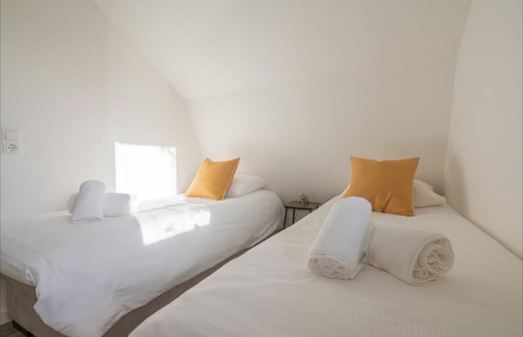 Twee eenpersoonsbedden in Huisje in Egmond aan den Hoef, vakantiehuis aan de Noordzeekust, Noord-Holland.